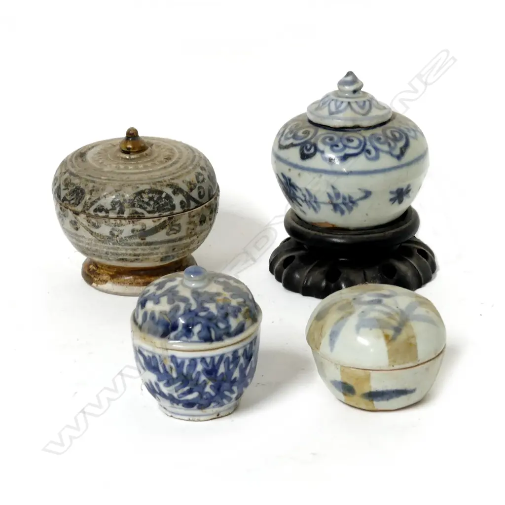 A Thai Sawankhalok circular lidded box and three Chinese porcelain lidded boxes Image 1++