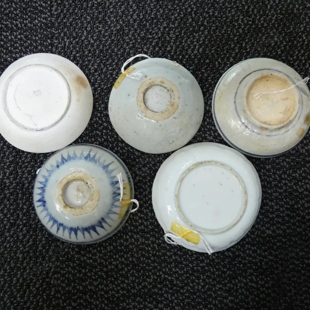 Five small Chinese porcelain saucer dishes Image 1++