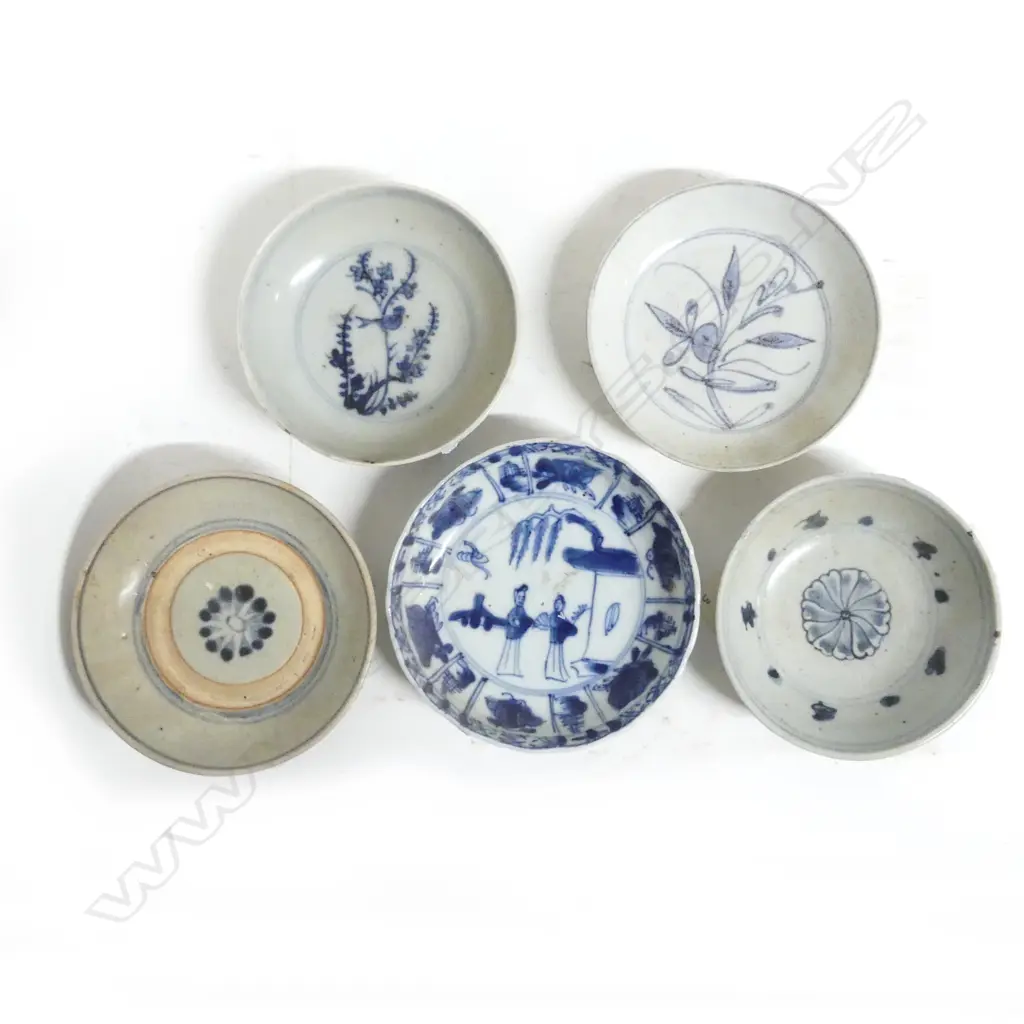 Five small Chinese porcelain saucer dishes Image 1++
