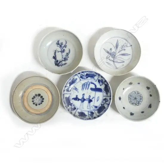 Five small Chinese porcelain saucer dishes