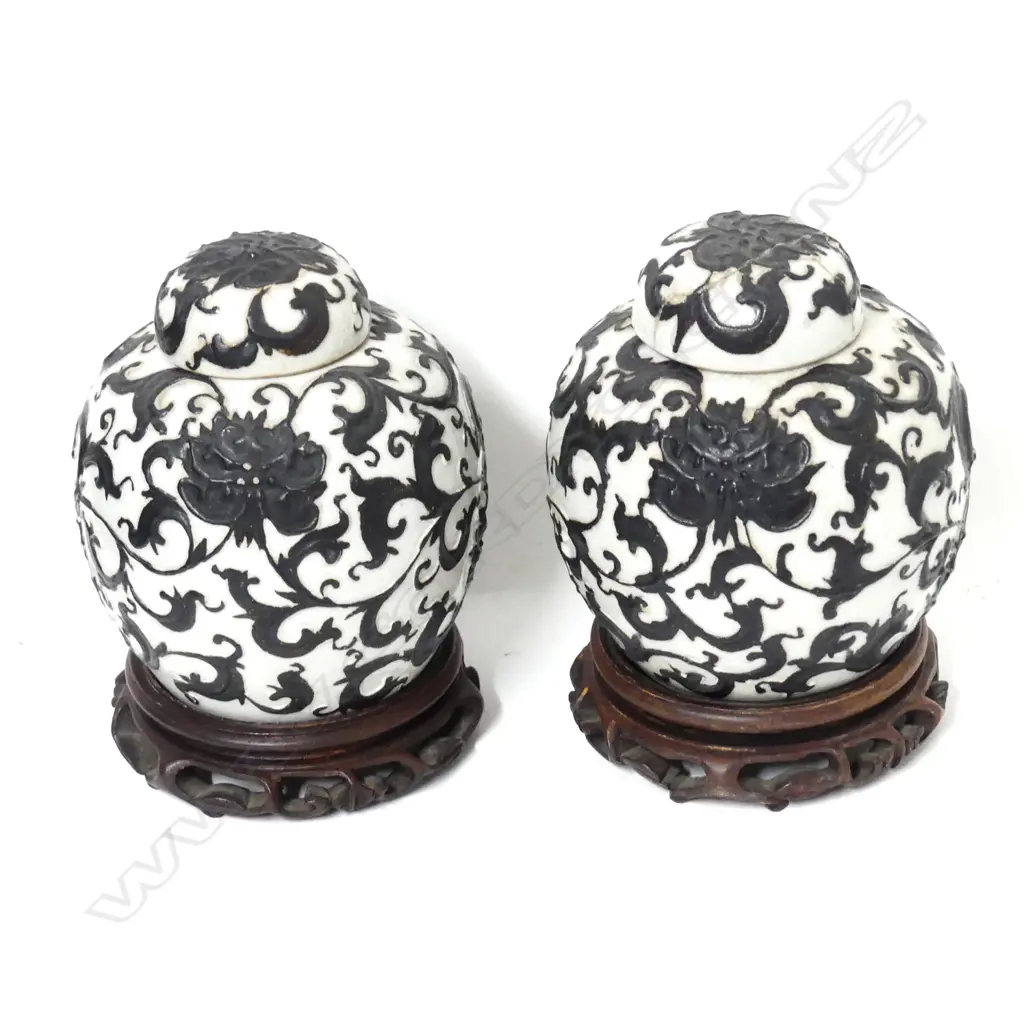 A pair of Chinese ginger jars Image 1++