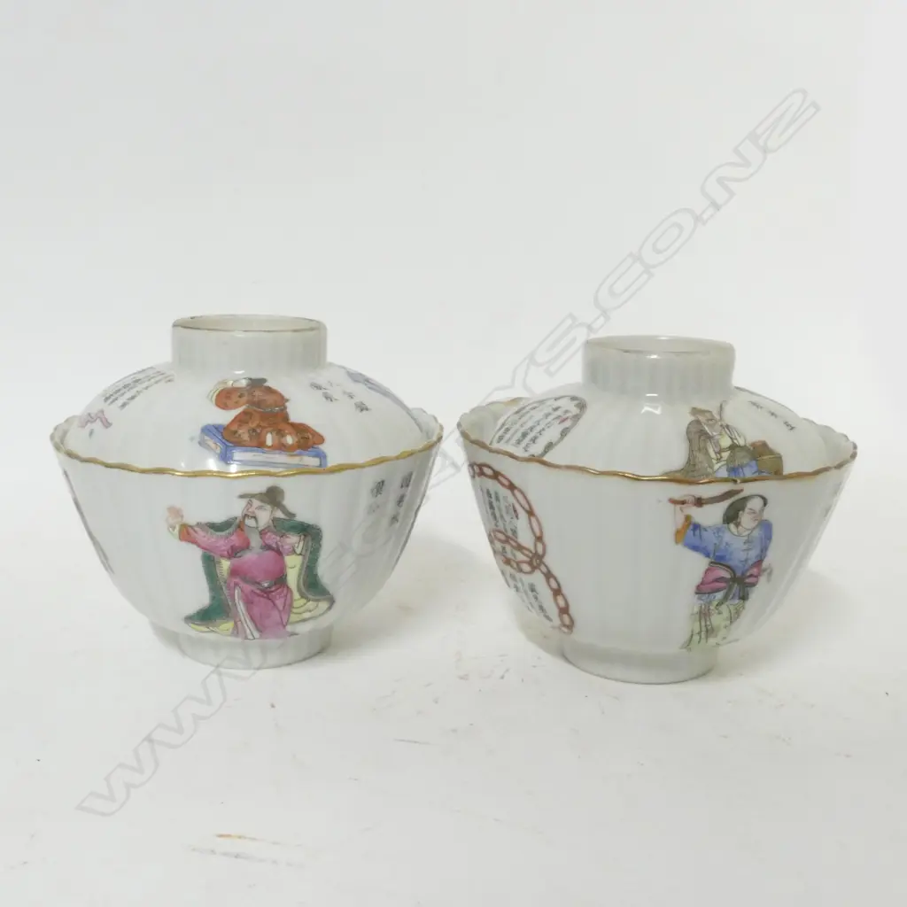 A pair of Chinese porcelain covered bowls Image 1++
