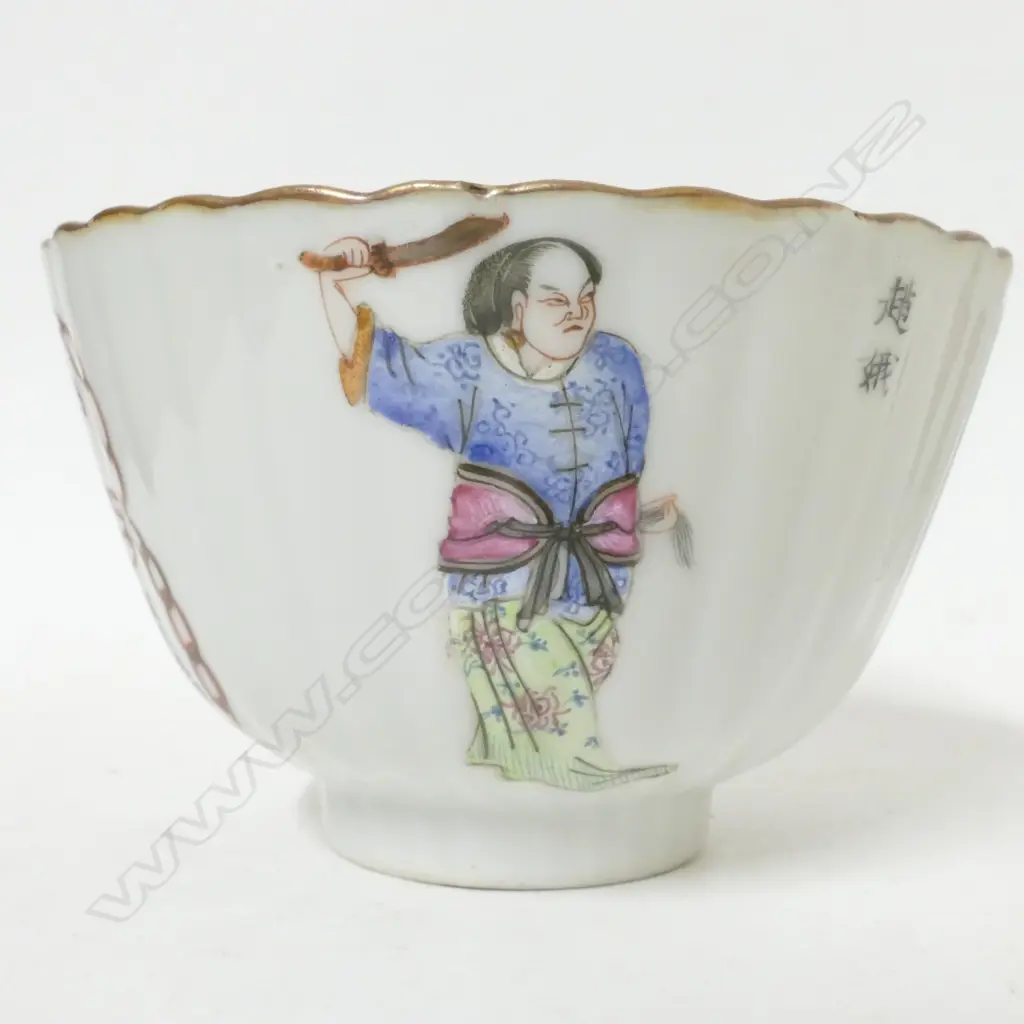 A pair of Chinese porcelain covered bowls Image 1++