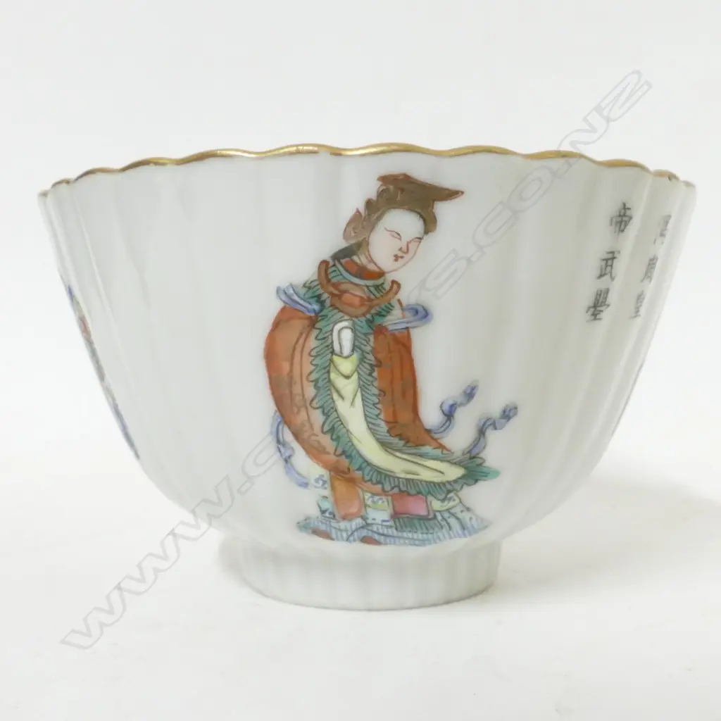A pair of Chinese porcelain covered bowls Image 1++