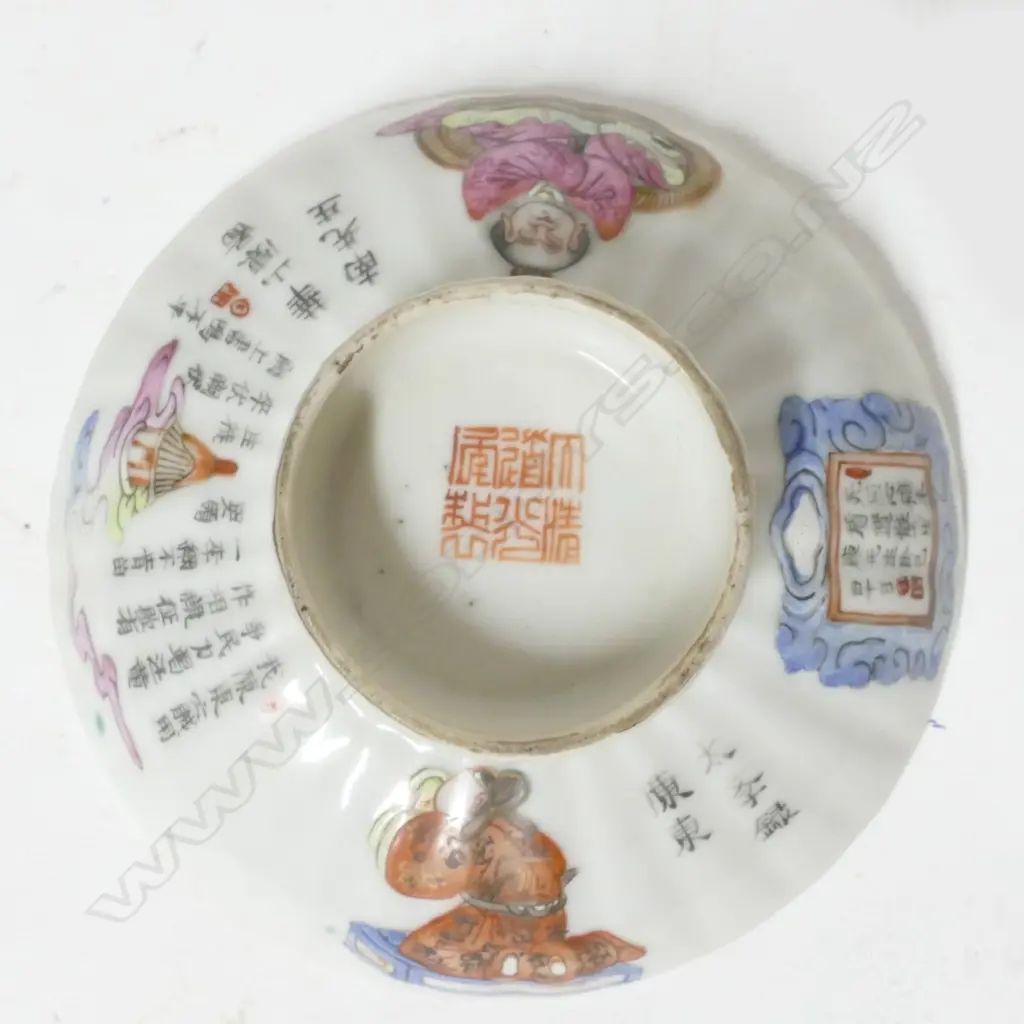 A pair of Chinese porcelain covered bowls Image 1++