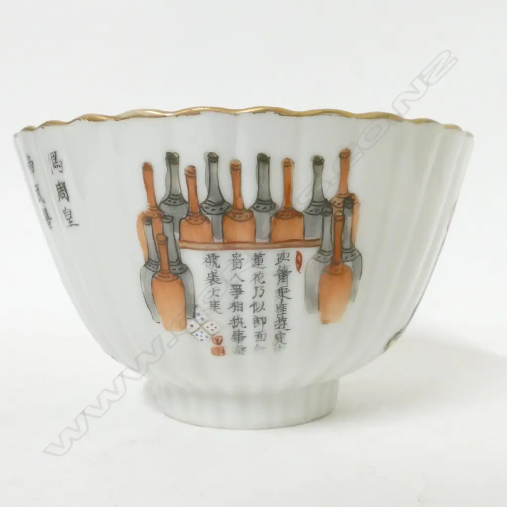 A pair of Chinese porcelain covered bowls Image 1++