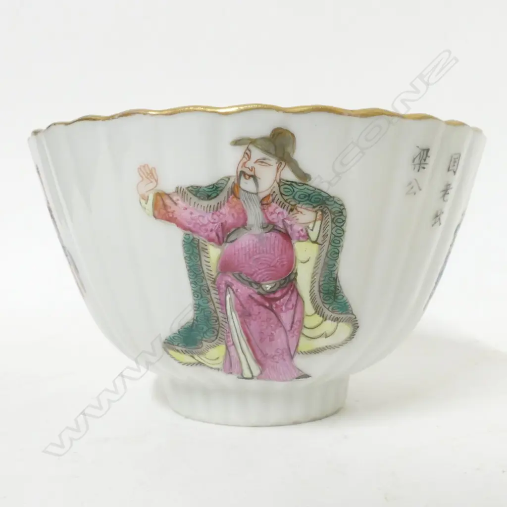 A pair of Chinese porcelain covered bowls Image 1++
