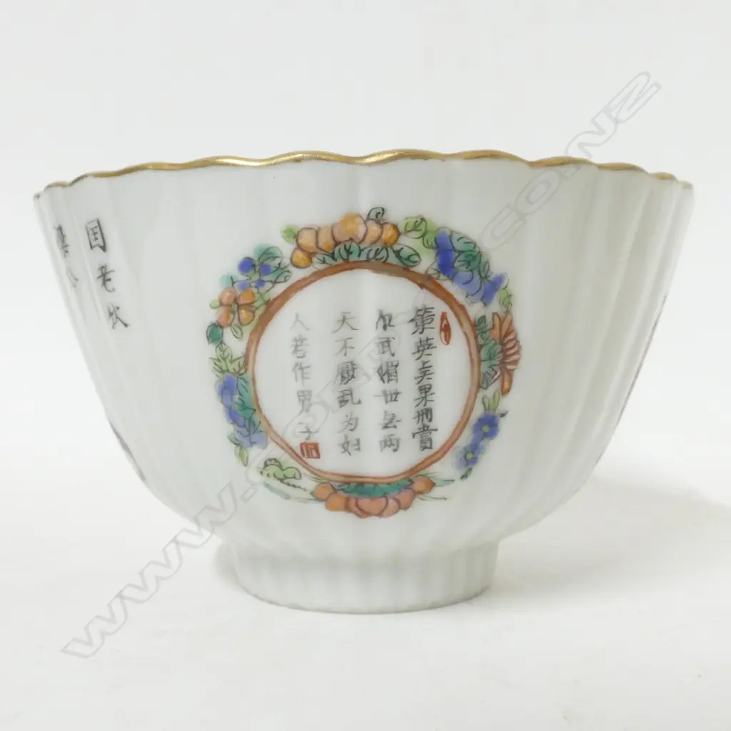 A pair of Chinese porcelain covered bowls Image 1++