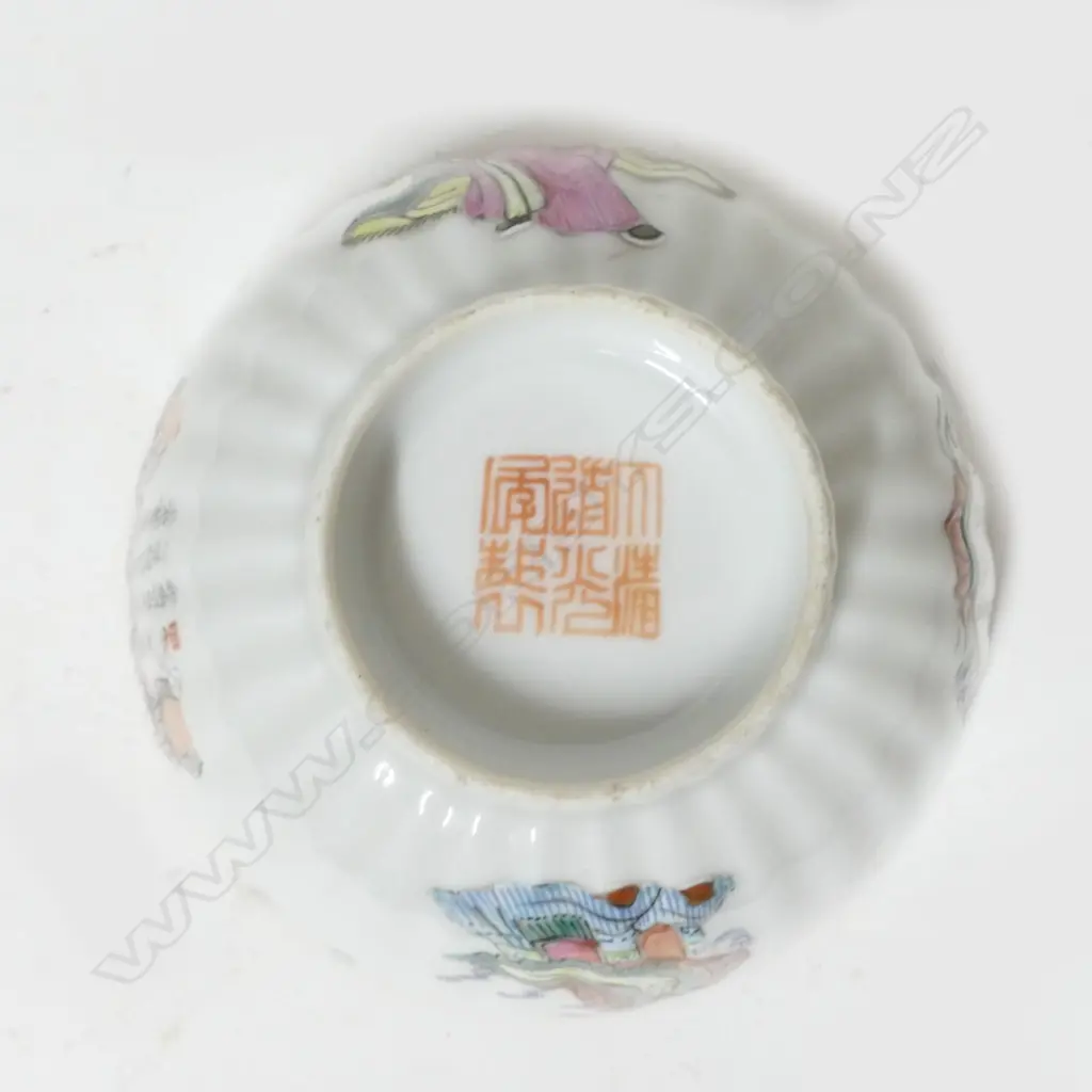 A pair of Chinese porcelain covered bowls Image 1++