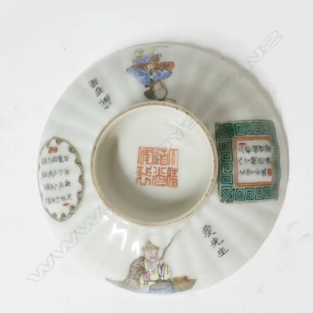 A pair of Chinese porcelain covered bowls Image 1++