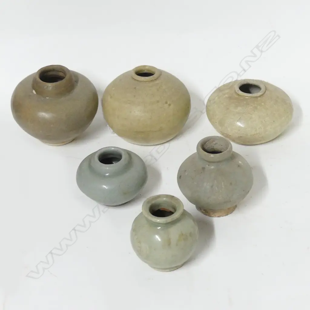 Six small Chinese porcelain jarlets Image 1++