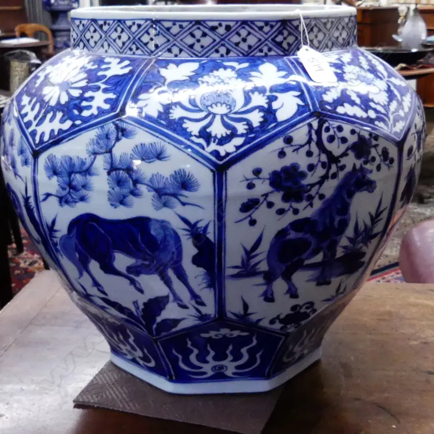A large Chinese porcelain blue and white vase Image 1++