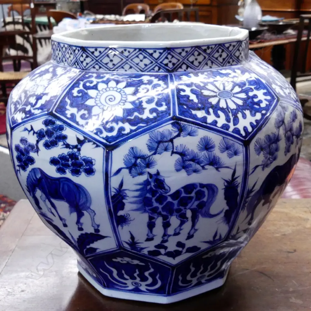A large Chinese porcelain blue and white vase Image 1++