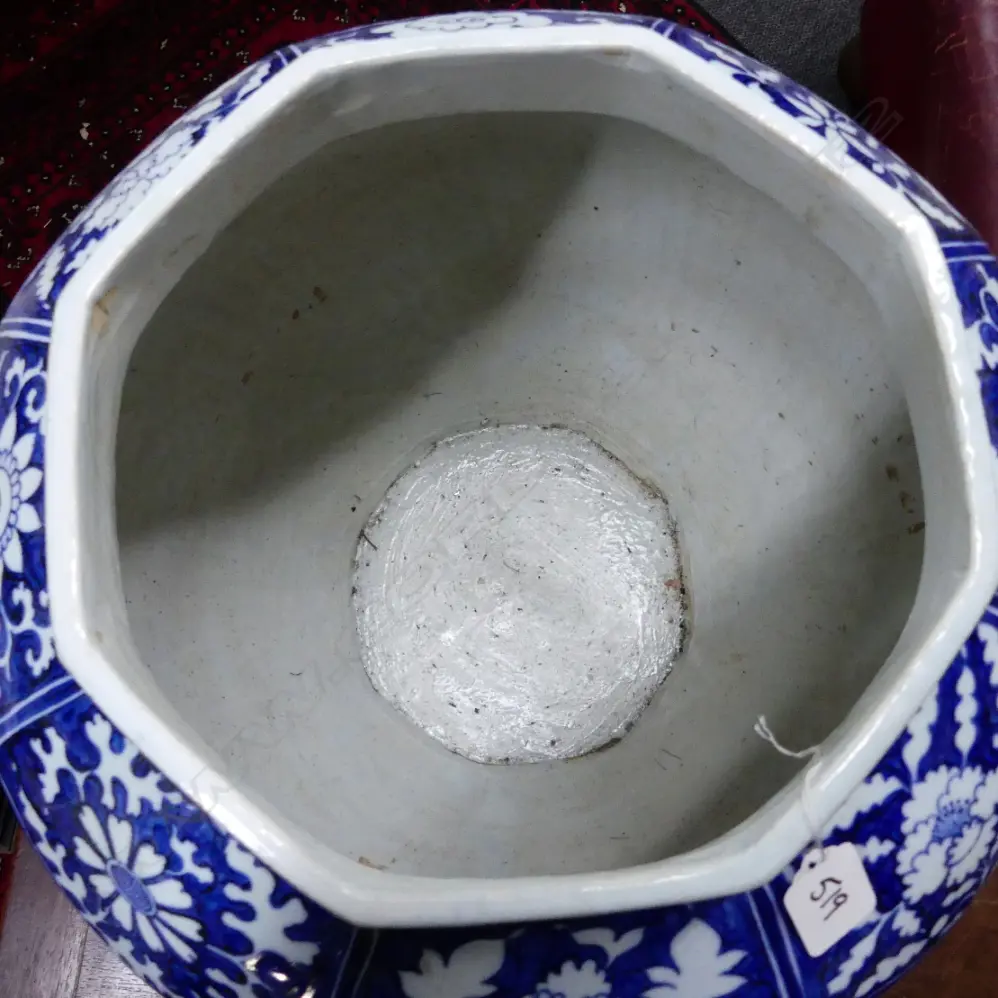 A large Chinese porcelain blue and white vase Image 1++