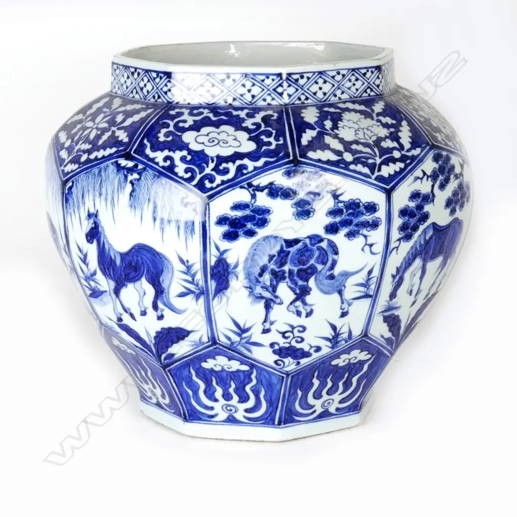 A large Chinese porcelain blue and white vase Image 1++