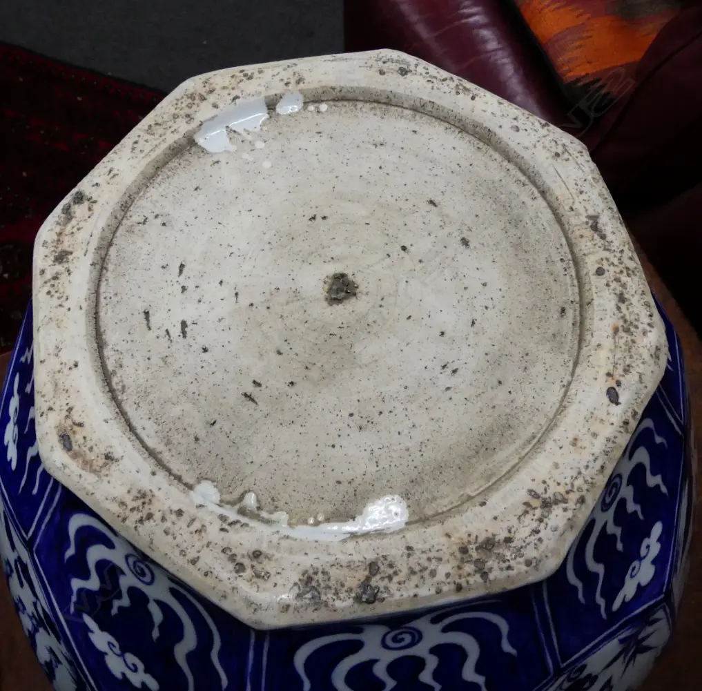 A large Chinese porcelain blue and white vase Image 1++