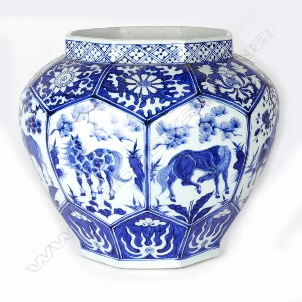 A large Chinese porcelain blue and white vase Image 1++