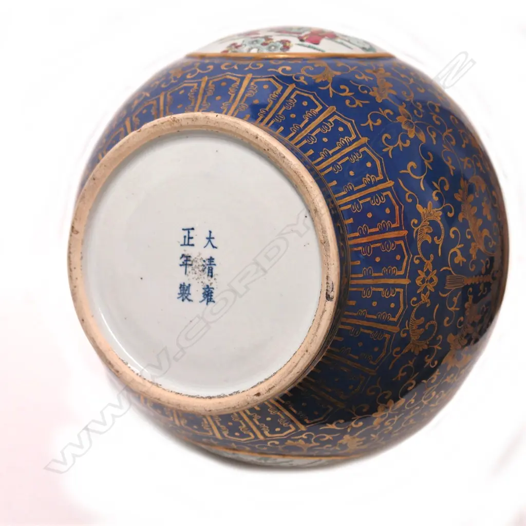 An exceptional Chinese porcelain large vase Image 1++
