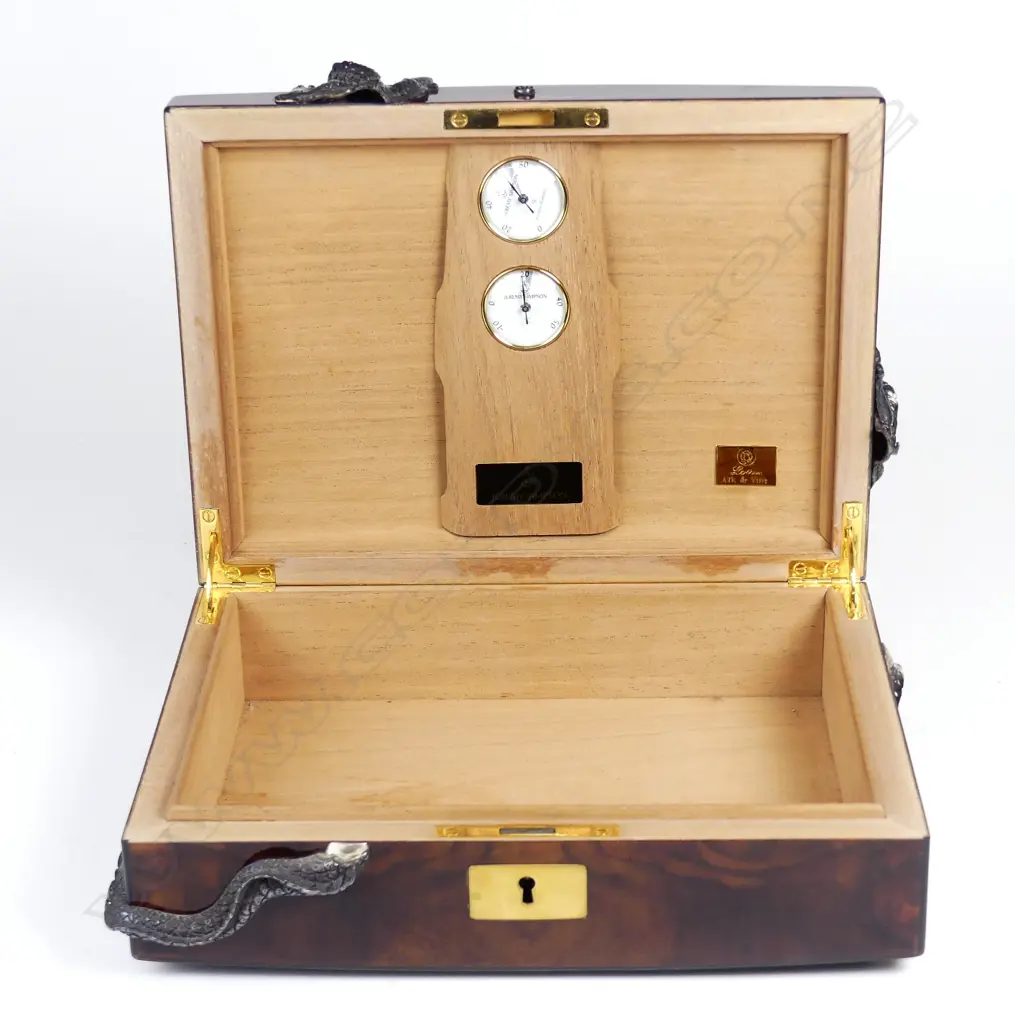An exceptional quality cigar humidor Image 1++