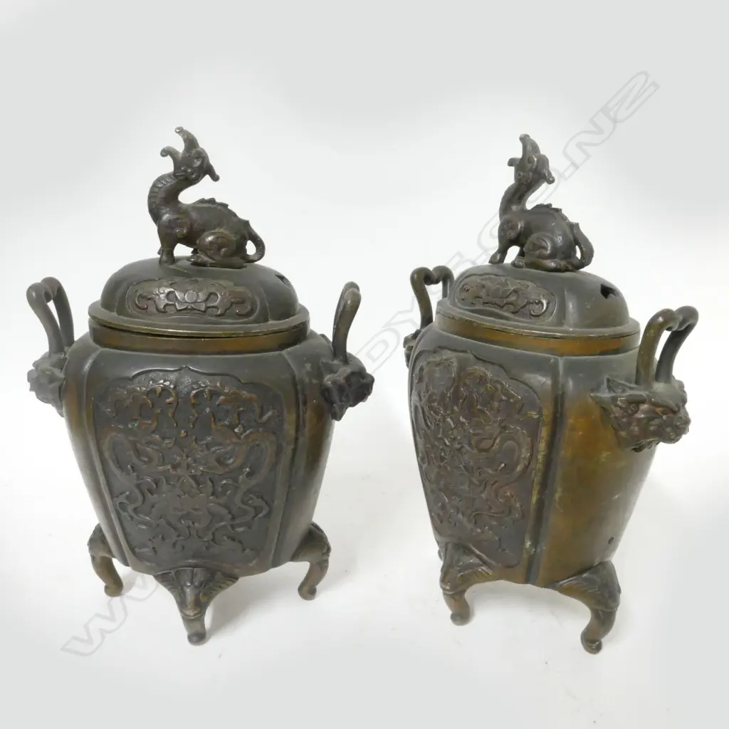 A pair of Chinese bronze censers Image 1++