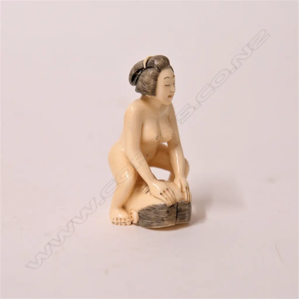 A vintage carved ivory erotic netsuke Image 1++