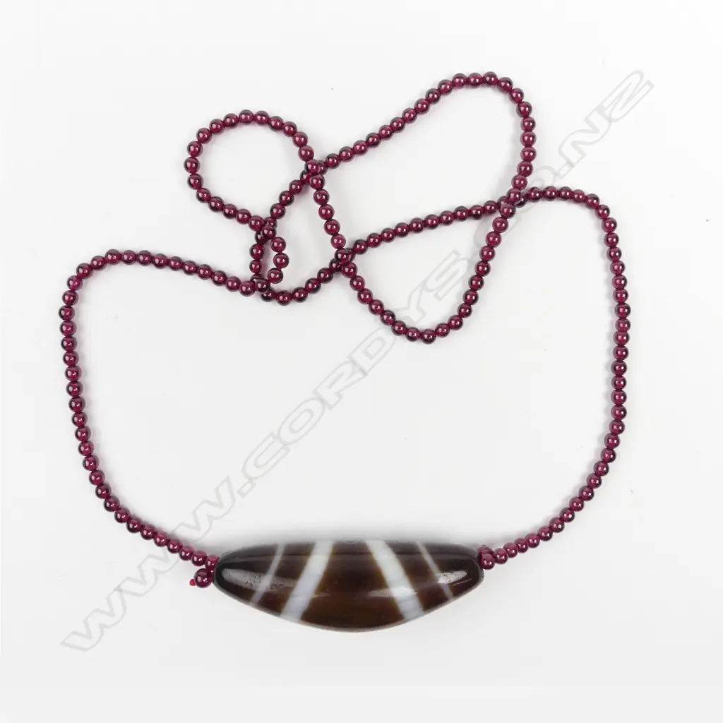 A banded agate large bead on garnet bead necklace Image 1++
