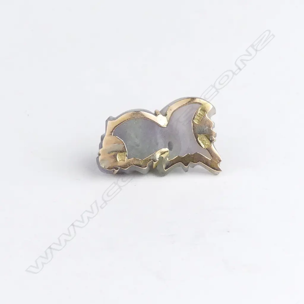 A Chinese 14ct. yellow gold mounted carved jade goldfish pendant Image 1++