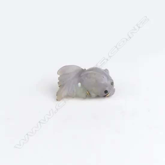 A Chinese 14ct. yellow gold mounted carved jade goldfish pendant