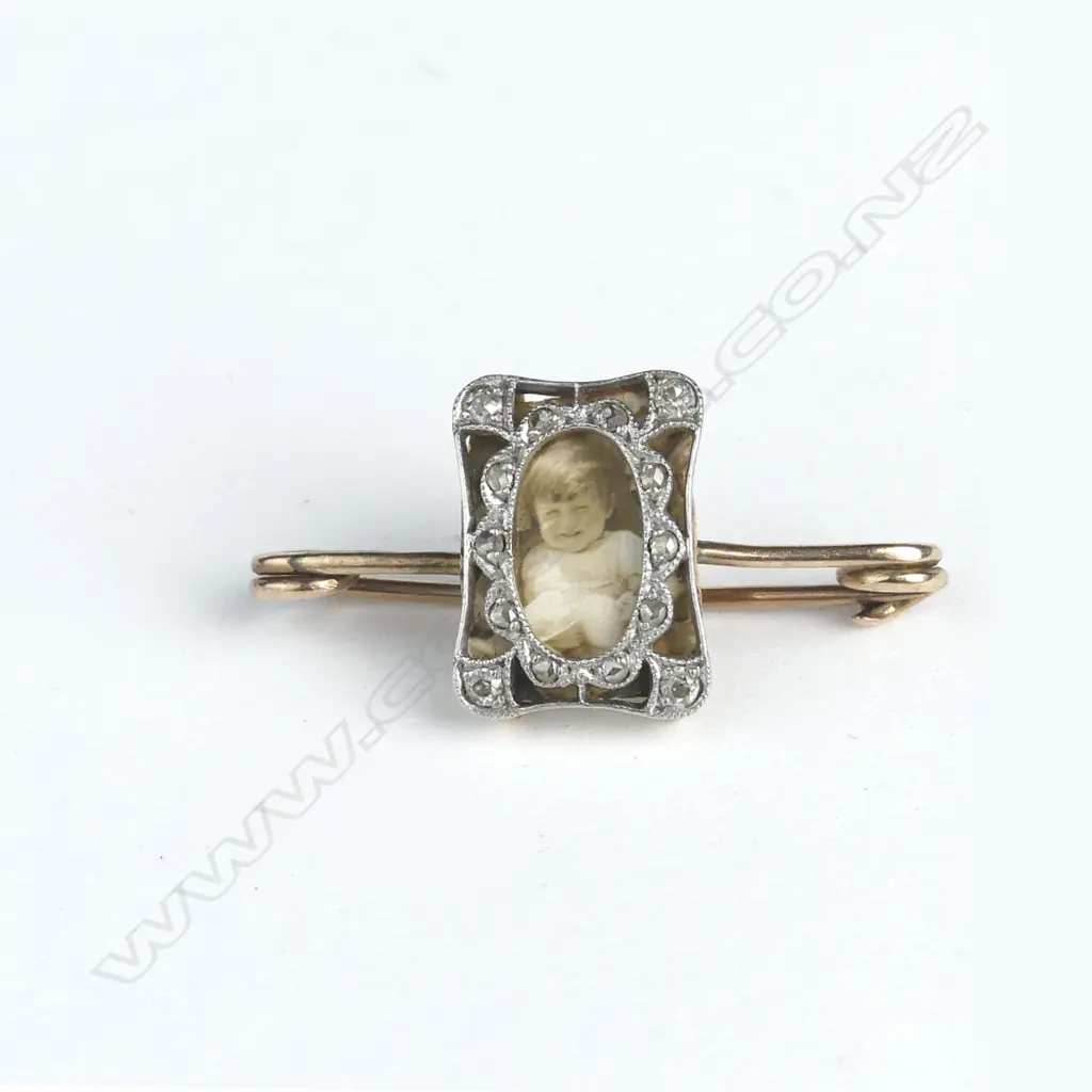 An Edwardian diamond set gold miniature photo frame brooch Image 1++