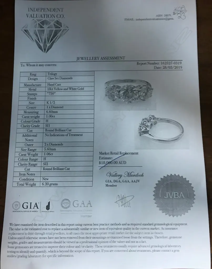 An 18ct gold three stone diamond ring Image 1++