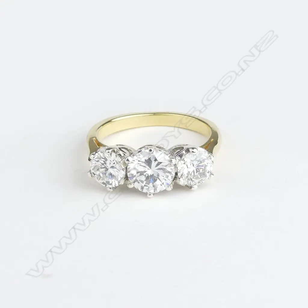 An 18ct gold three stone diamond ring Image 1++