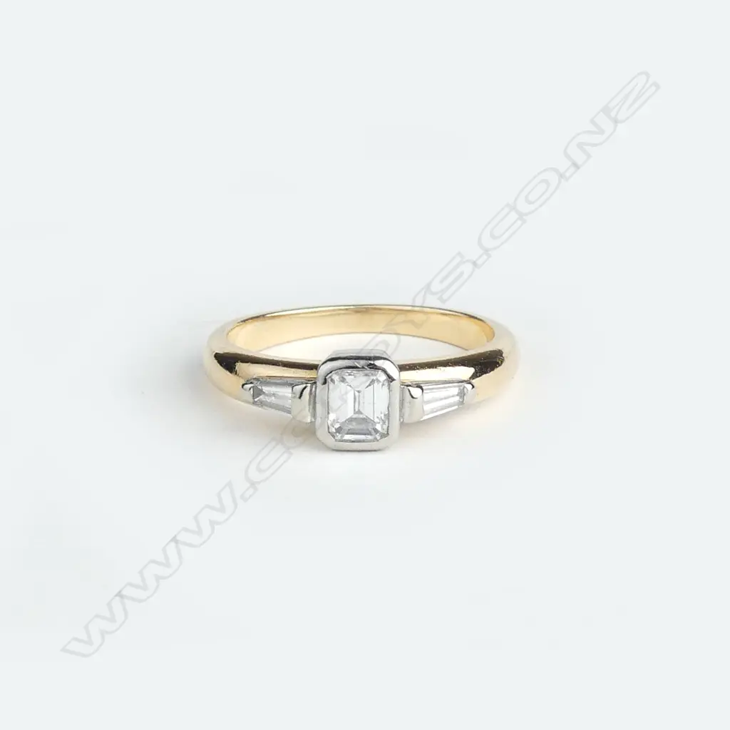 An 18ct gold and diamond ring Image 1++