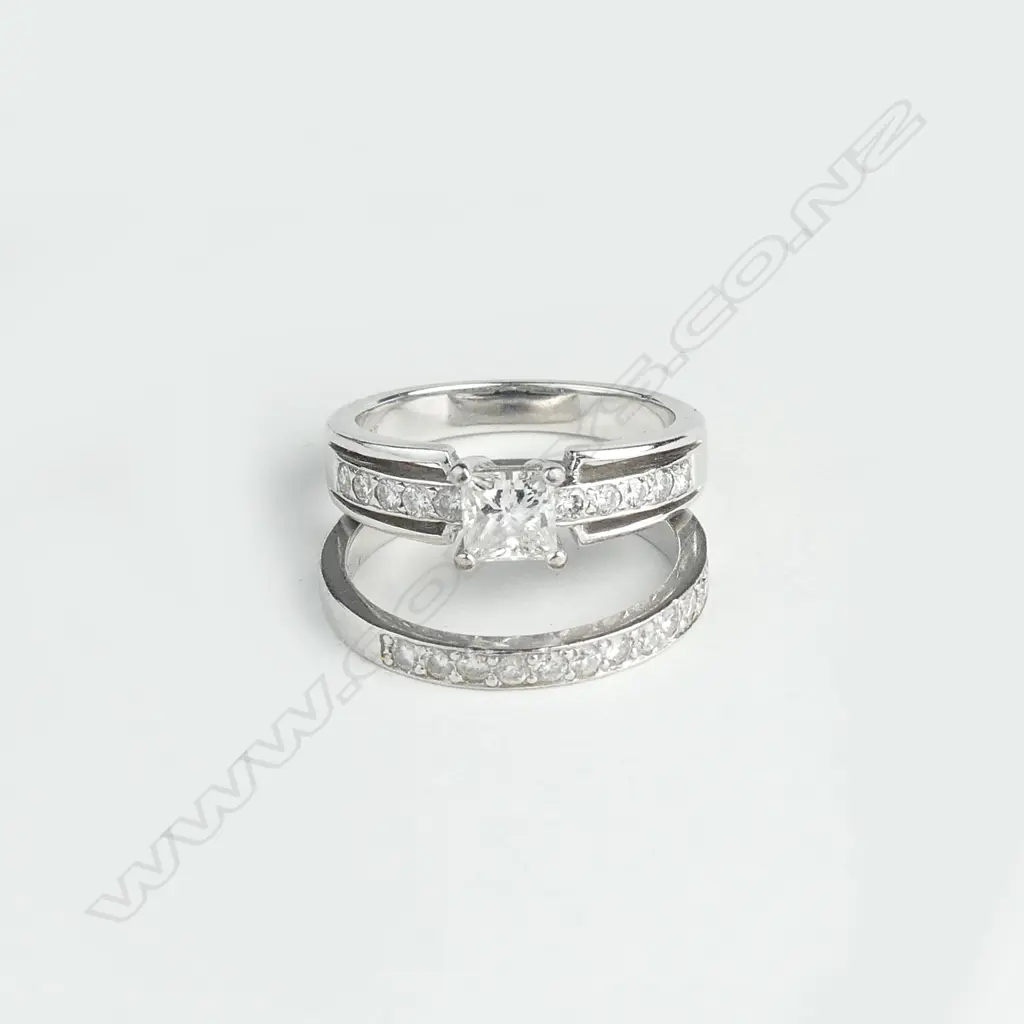 An 18ct white gold and diamond ring set Image 1++