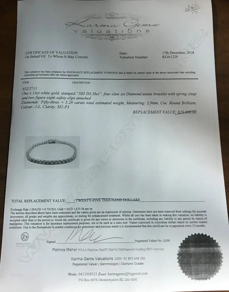 A 14ct white gold diamond tennis bracelet Image 1++