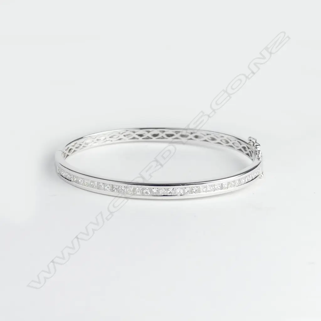 An 18ct. white gold diamond set hinged bangle Image 1++