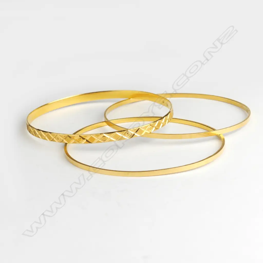 Three 22ct gold bangles Image 1++
