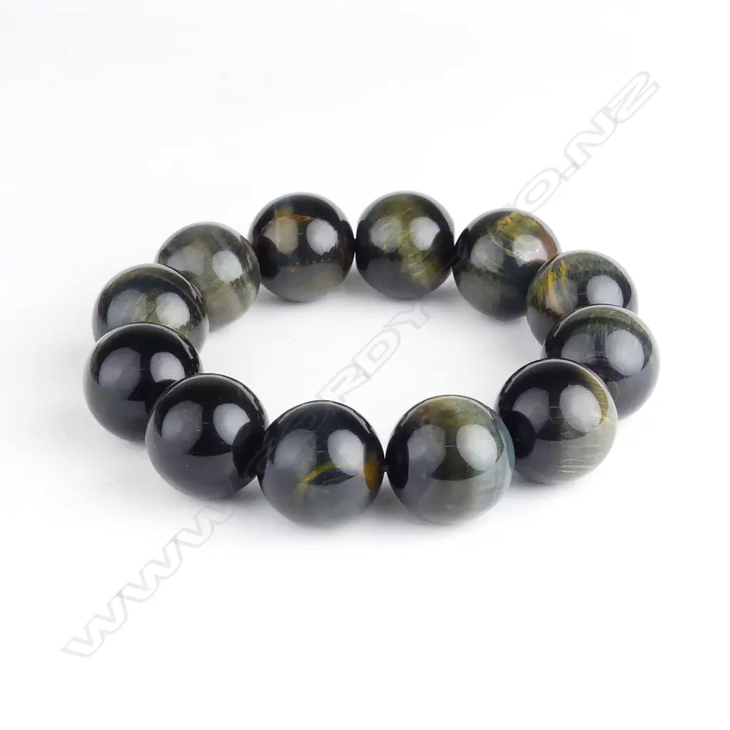A chrysoberyl 'cat's eye' bead bracelet Image 1++