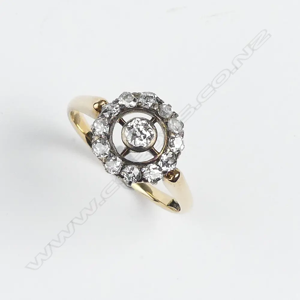 An antique 18ct. yellow gold and diamond cluster ring Image 1++
