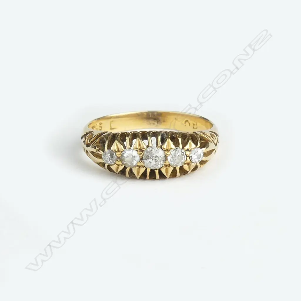 An estate 18ct. yellow gold and five stone diamond ring Image 1++