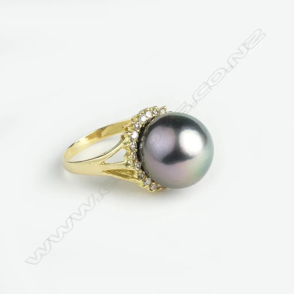 An 18ct gold Tahitian black pearl and diamond ring Image 1++