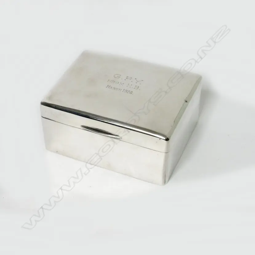 A small silver cigarette or card box Image 1++