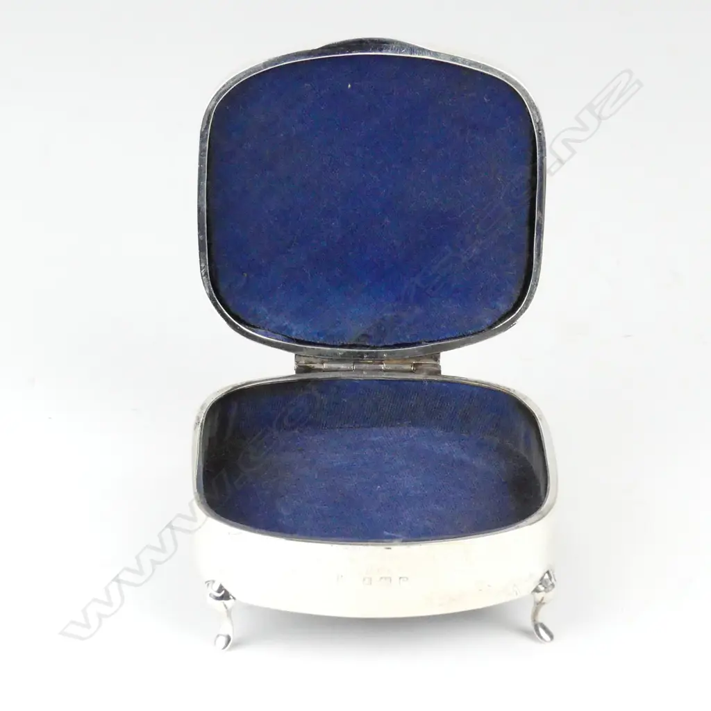 A silver small lidded ring box Image 1++