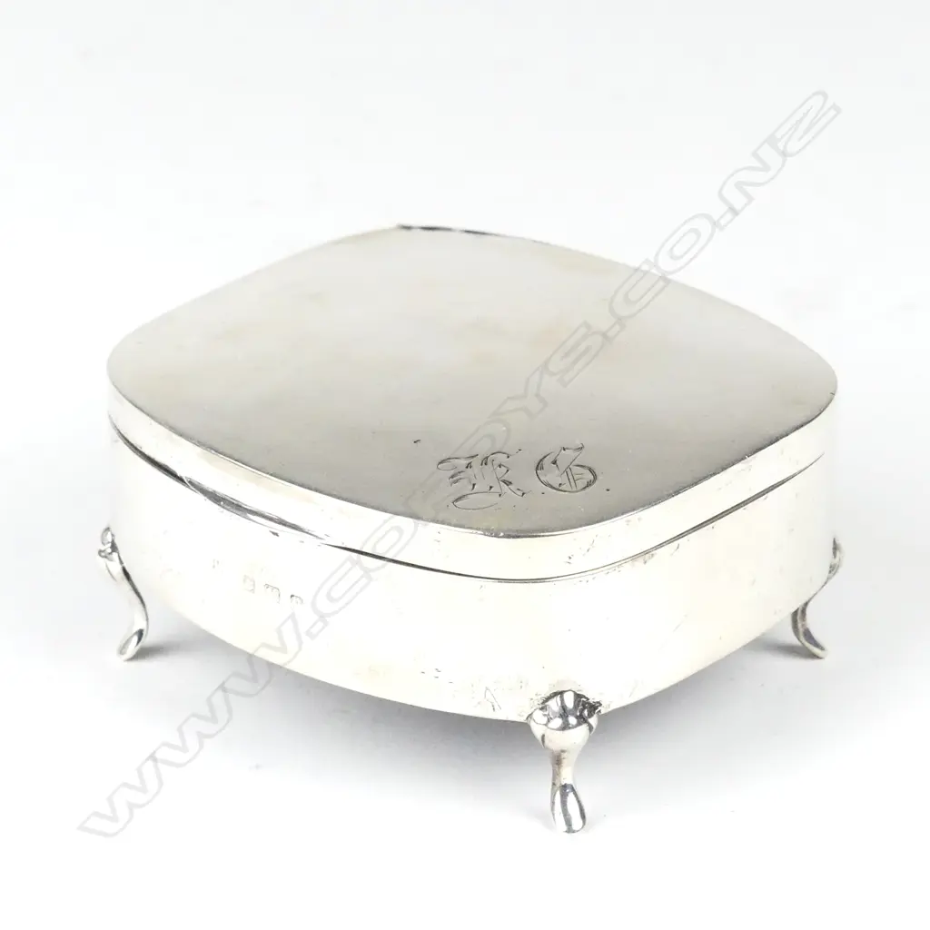 A silver small lidded ring box Image 1++