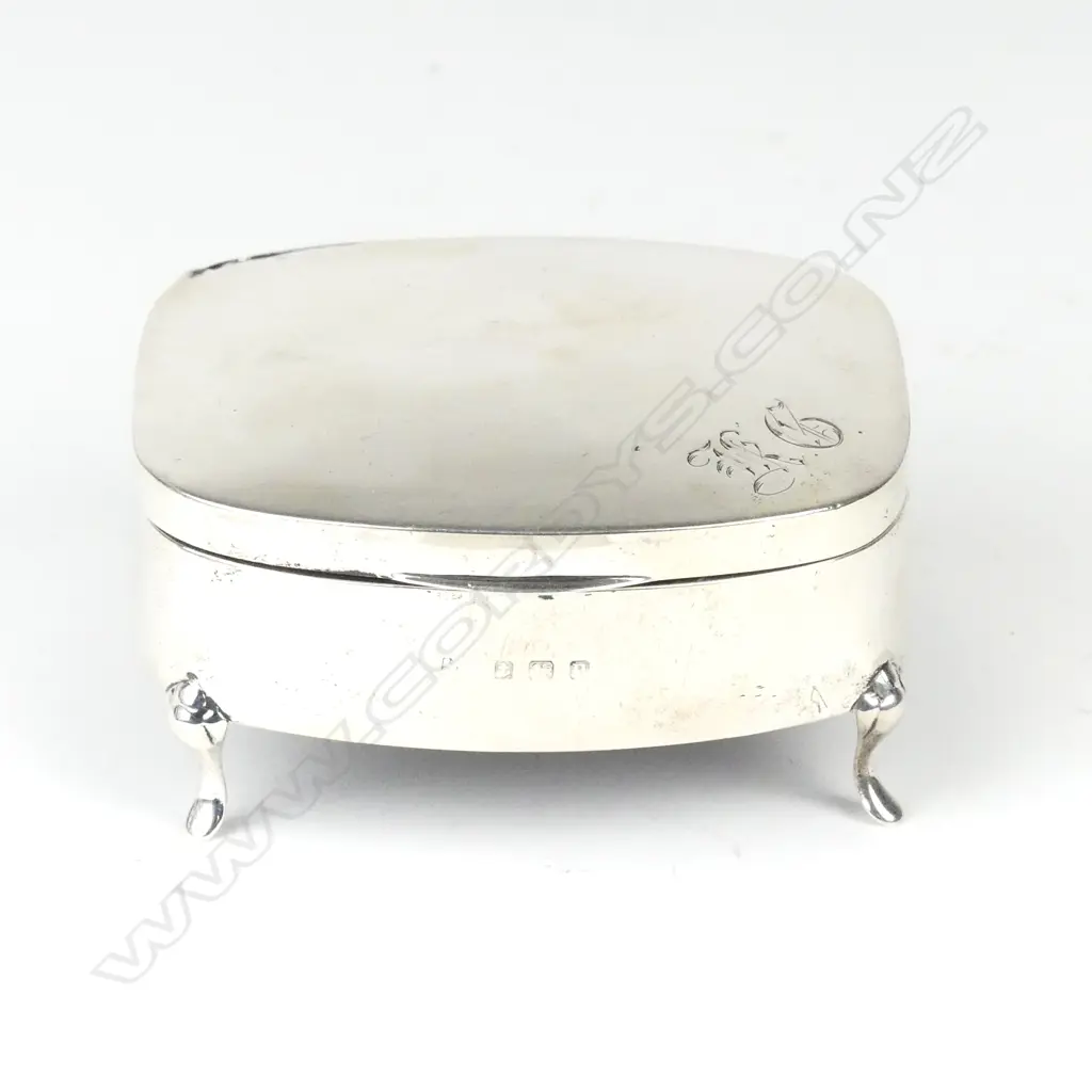 A silver small lidded ring box Image 1++