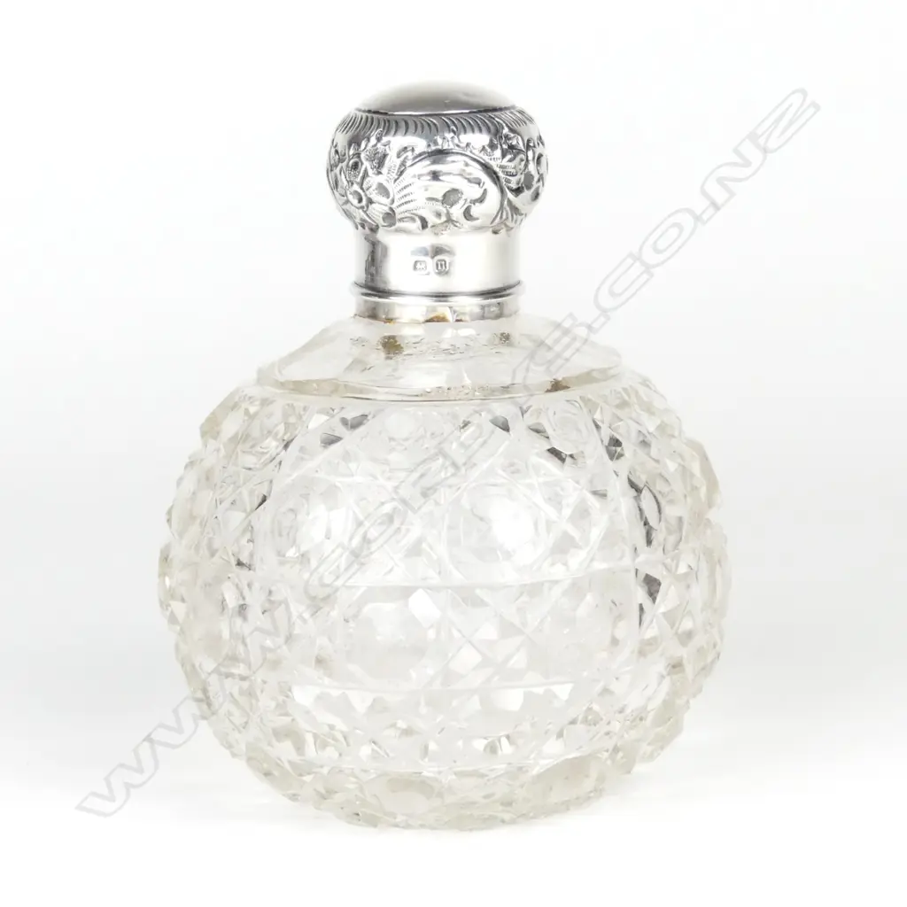 A silver topped cut crystal scent bottle Image 1++