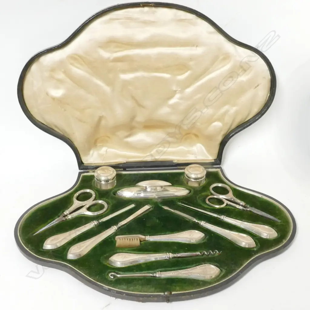 An Edwardian silver twelve piece manicure and toilette set Image 1++