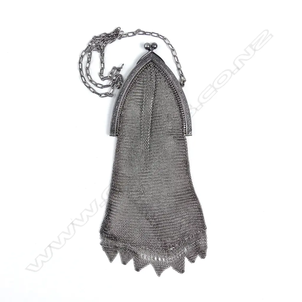 A late 19thC silver chainmail lady's purse Image 1++