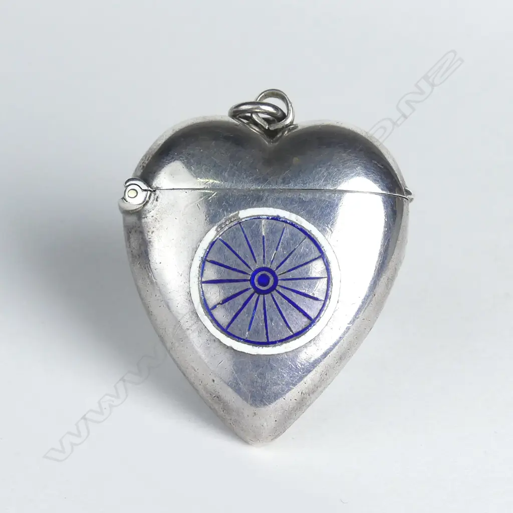 A late Victorian silver heart form and enamel vesta Image 1++
