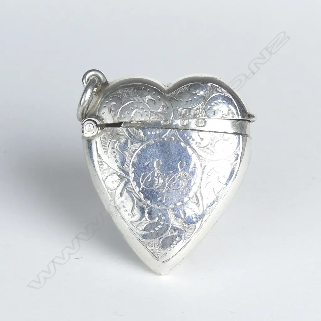 A late Victorian silver heart form vesta Image 1++