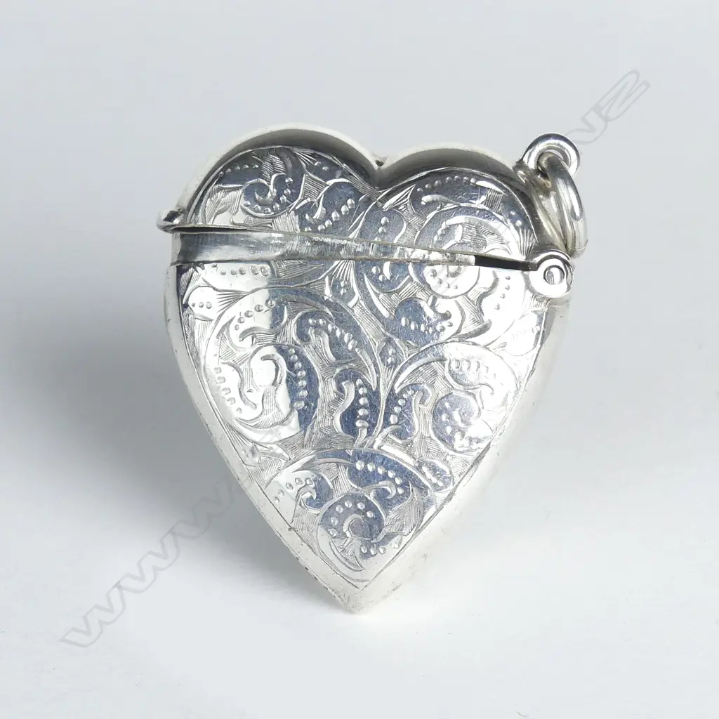 A late Victorian silver heart form vesta Image 1++